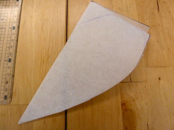 將烘焙紙拿出來剪成一個愛心形狀