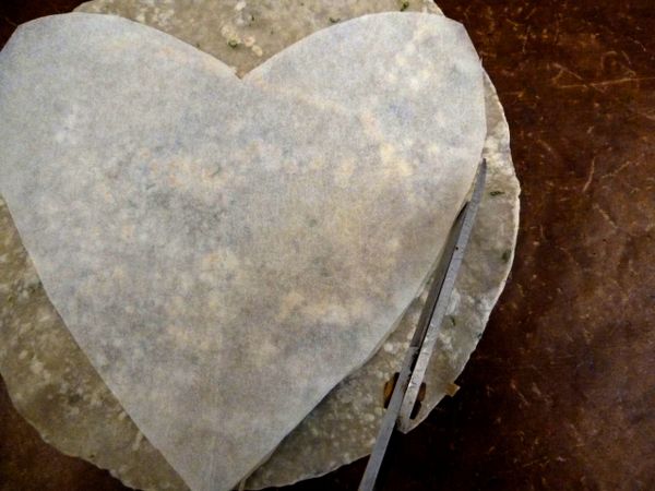 再將剪好愛心的紙放在蛋餅皮上, 利用Pizza刀沿著愛心的紙模裁切成愛心Pizza形狀
#使用食物剪刀也可以, 會比較需要技巧