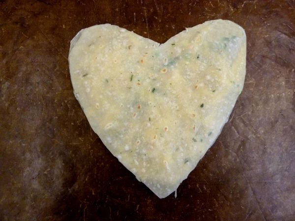 再舖上第二片蛋餅皮(一個Pizza有兩片蛋餅皮, 使用兩片蛋餅皮的方法是因為兩片烤出來避免過軟)