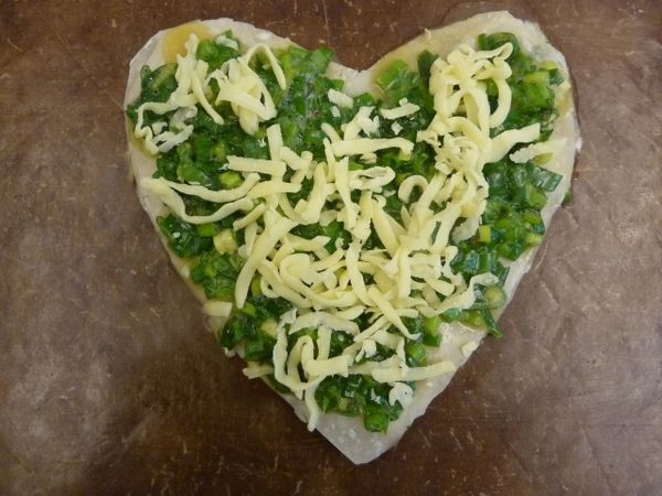 表面鋪上蔥花&amp;香腸, 再舖上起司(少許就好, 因為其實有沾蛋液)