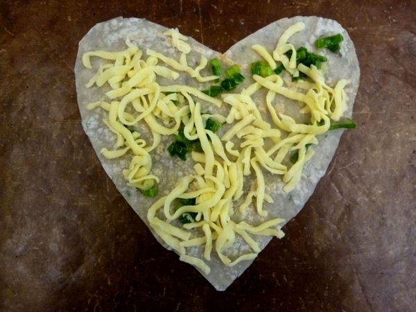 剪好了蛋餅皮片^^, 開始舖底層, 舖上起司所, 蔥花, 熟香腸片
#熟香腸片素食者可以省略, 香腸與日式美奶滋很搭