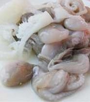 新鮮小章魚先處理剝除內臟清洗→將章魚腳分開後備用