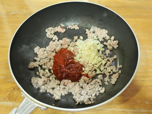 加入蒜末、薑末及豆瓣醬翻炒至聞到香氣