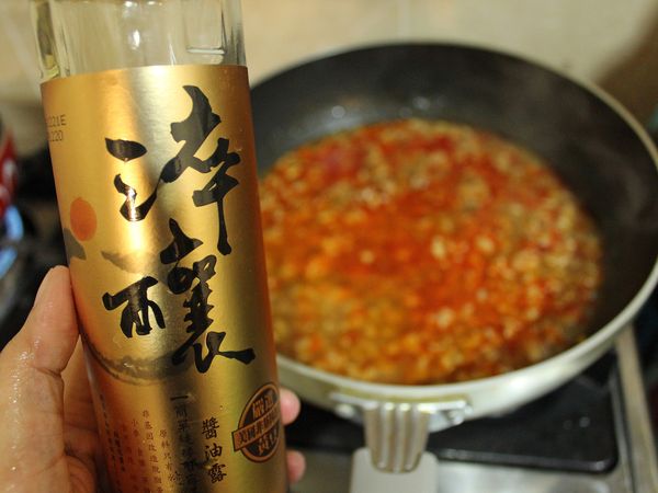 加入清水及[調味料]改轉大火煮滾