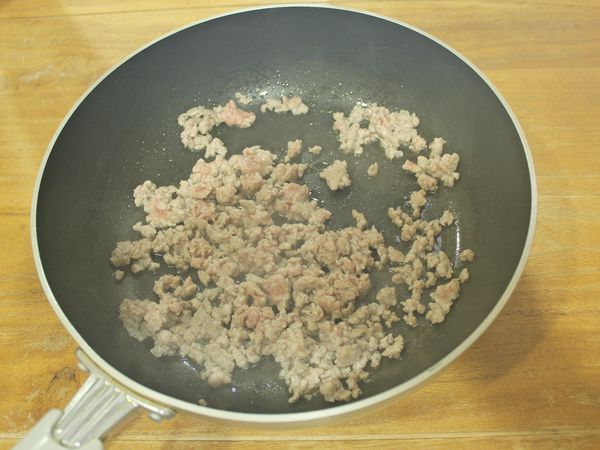 取一炒鍋, 加入豬絞肉小火煸至由紅轉白