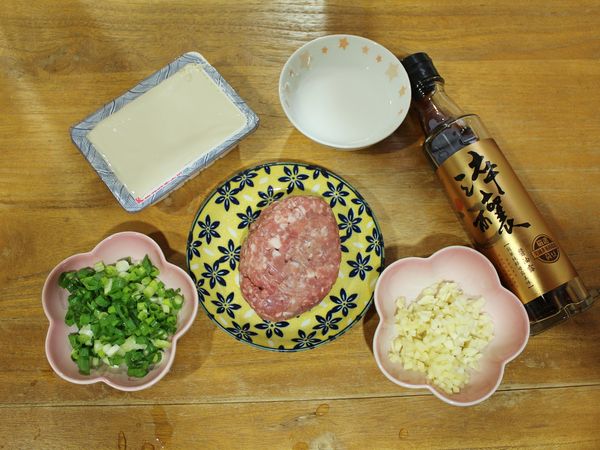 豆腐切小塊; 勾芡水調勻(清水60cc,太白粉2茶匙)