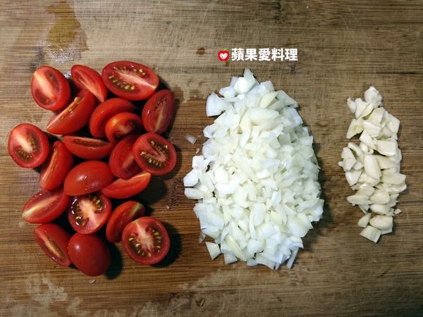 蒜頭切碎、洋葱切碎、小蕃茄（不去皮）剖半。