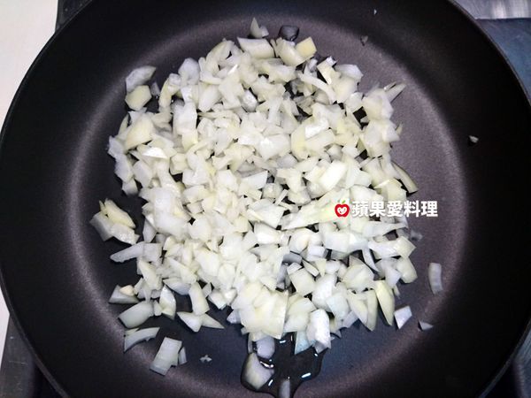 平底鍋倒油，放入洋葱，開中火，用鍋鏟拌炒。