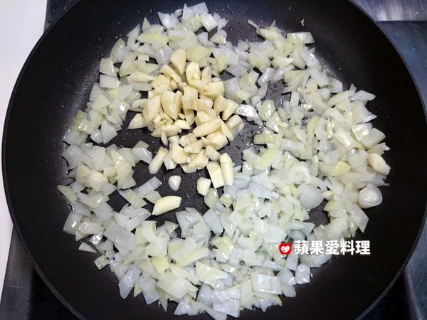 洋葱炒到變透明時，放入蒜頭拌炒。