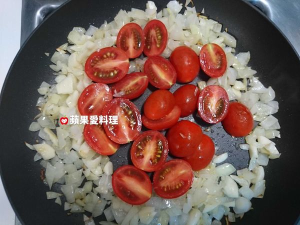 聞到蒜香味時，放入小蕃茄拌炒。