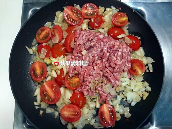 放入豬絞肉拌炒。