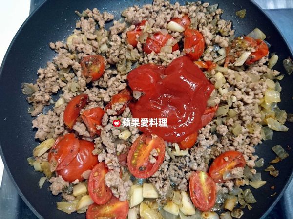 放入蕃茄醬，拌炒。