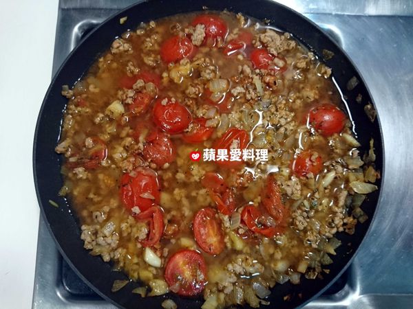 倒入水，灑鹽，煮滾後，蓋鍋蓋，轉小火，熬煮15分鐘即可。