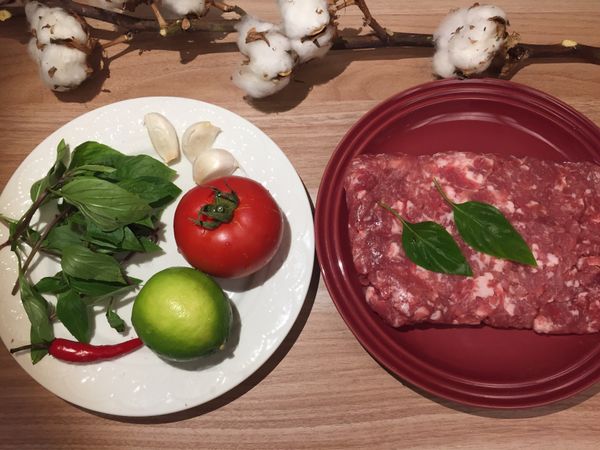 準備食材：辣椒與九層塔依個人口味酌量