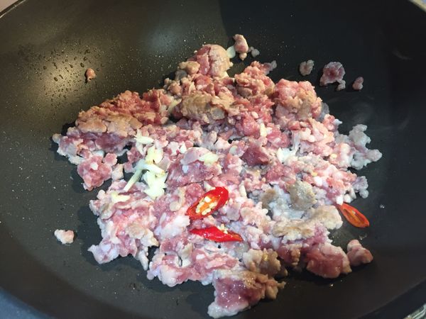 熱過後少許油豬絞肉下鍋炒-下蒜頭丁、辣椒