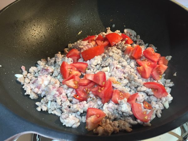 豬絞肉半熟後下番茄丁