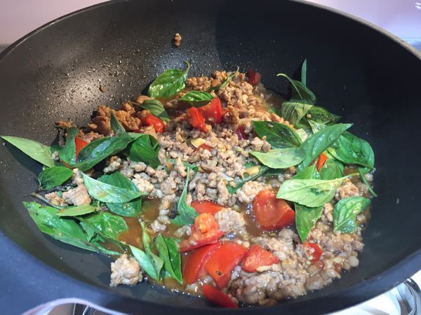 豬絞肉全熟-醬料全下炒香後-加入九層塔就完成囉✅