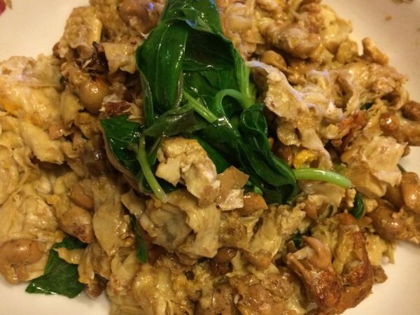 豆包切小方型，破布子先泡水（醃的較鹹泡約10分撕1塊 九層塔留嫩的部分，嫩薑切絲
豆包/薑絲 先爆香（加少許鹽） 在下土雞蛋拌在一起 在下九層塔即可