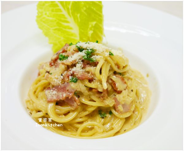 煮好的奶油培根義大利麵就會像這樣再上頭再撒上些許的起士粉味道保證讓人感到滿足