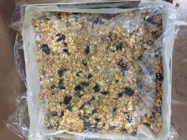 倒入燕麥片，用保鮮膜壓平