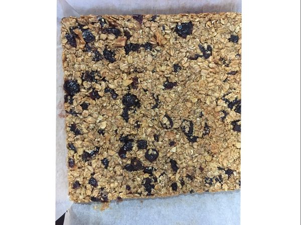 170度烤20分鐘，放涼後撕開烘焙紙，切片