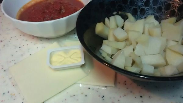 先把馬鈴薯去皮切丁放入電鍋蒸熟。