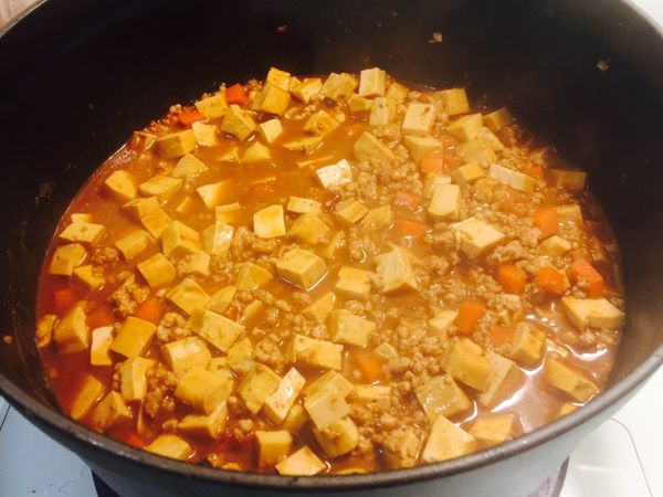 鐵鑄鍋熱鍋放油放入薑末、蒜末爆香後放入絞肉拌炒，豬肉炒至白色後，放入豆乾及紅蘿蔔拌炒，然後加入調味料及水後（水要蓋過食材），若覺得太鹹可在適量加水喲，轉小火悶煮40分後即可完成香噴噴的炸醬嚕