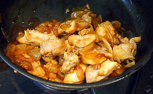 另取一鍋，將日式醬油、高湯、酒、味淋倒入鍋中，再放入雞肉塊煮熟
將雞蛋打散，把蛋液用畫圈的方式淋入鍋中，待蛋液凝固時搖動鍋身，