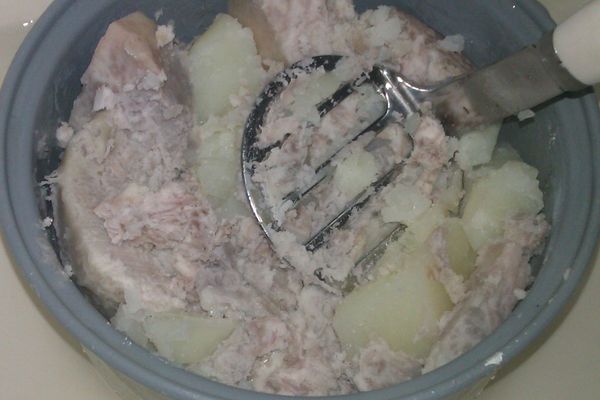 先將芋頭去皮切塊和馬鈴薯切塊放入電鍋蒸軟，再用壓泥砌將其壓碎攪和在一起待涼