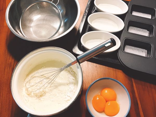 麵粉與玉米粉過篩至步驟一拌勻，加入蛋黃拌勻，再將拌好的蛋黃糊過篩，備用。