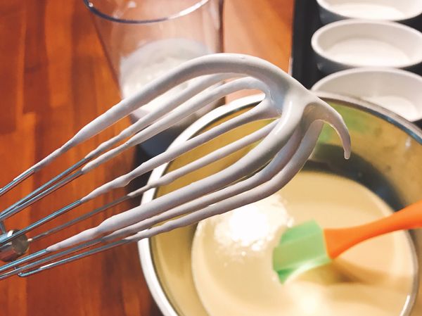 用電動打蛋器以中速將蛋白打至出現粗汽泡，砂糖分2~3次加入攪拌，再加入檸檬汁打至濕性發泡(略呈鷹爪的蛋白)。