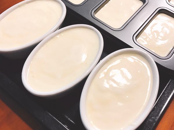 將混合好的麵糊倒入烤模(烤模底部鋪上烘焙紙，在非不沾鍋烤模內側均勻的抹些許牛油，再倒入8分滿麵糊)。