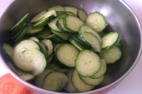 小黃瓜2條切薄片用冰塊稍微冰鎮一下
