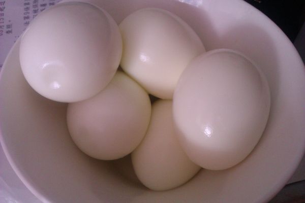 雞蛋洗淨後入滾水煮熟去殼待涼