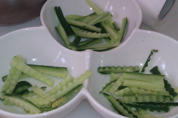 親子寶貝蛋沙拉製作:將另一條被用小黃瓜切成細絲做為鳥巢放入盤中