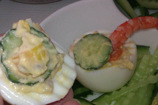 將挖空的蛋白，盛入適量沙拉並擺入一隻甜蝦