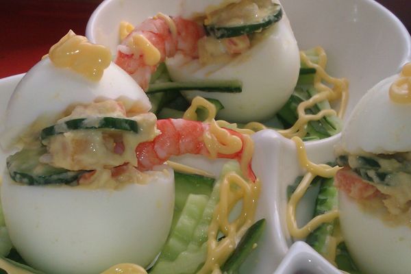 最後將盛滿沙拉的雞蛋放在小黃瓜絲上，蓋上上殼，這樣就完成可愛造型沙拉囉!與你的孩子互動的可愛料理~