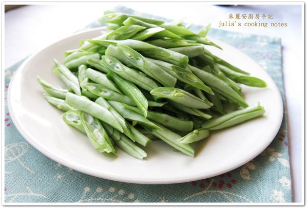 四季豆洗淨摘頭去尾，斜切成小段易熟且入味。