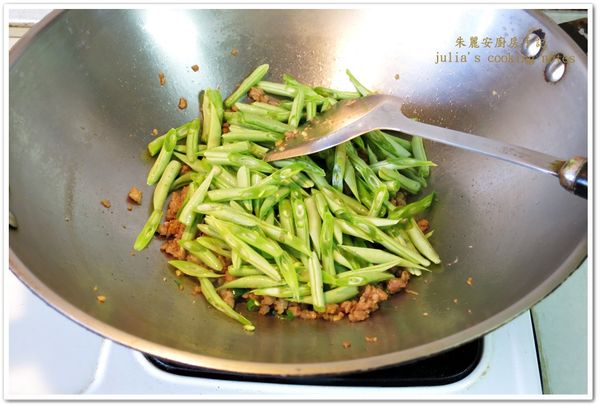 加四季豆、醬油、糖、胡椒粉拌炒，邊炒邊加少許水(約2大匙)炒勻，水多不脆。