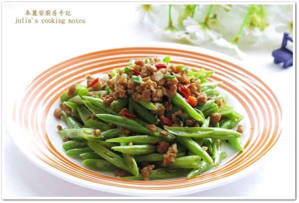最後加蔥花、辣椒拌炒，嚐味、調整、盛盤。