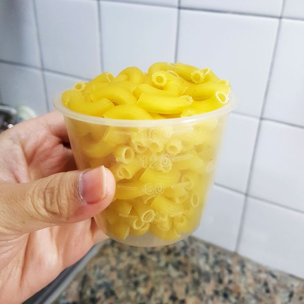 我是廚房新手~常常很難拿捏好煮通心麵的量，又沒有小磅秤，
但發現用 "量米杯" 可以找出適合的量。
我們是兩人小家庭，不算大胃族，但也不是小鳥胃，所以發現一杯剛好1人份，所以 2人 / 2杯，我想比較吃不多的朋友或食材很多，可以 2人/1.7杯。