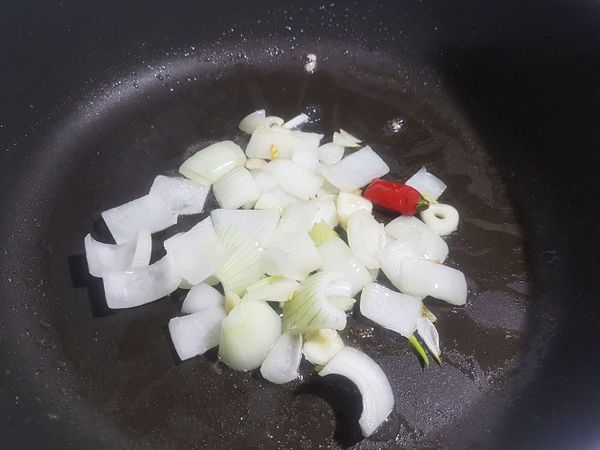 ● 將 "洋蔥、蒜頭、辣椒" 下去爆香!!! (中火)