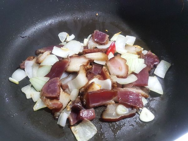 ● "洋蔥、蒜頭、辣椒" 有香味出來時，就加入 "臘肉" 一起再爆香!!!
 ( 恰~~~~ ) (中火)