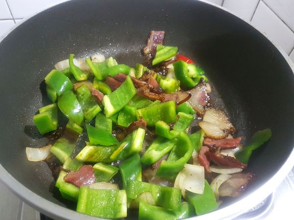 ● 再加入 "青椒" ( ●不愛青椒，這時可以加入高麗菜 )， (中大火)約拌炒1分鐘
● 這時加入 "醬油+糖"   ( 醬油上色用，臘肉有鹹味，所以不用太多 )
● 恰~~~~(醬油爆香的聲音)