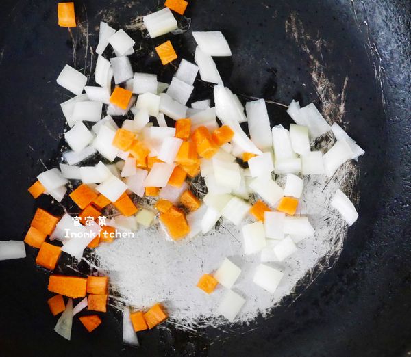 食譜作法是先將洋蔥及紅蘿蔔炒熟後加入牛肉丁、蔥花、白飯及調味料並且關火使用飯勻拌勻就可以了，在這裡要特別注意的是不可以再開火否則會容易黏鍋