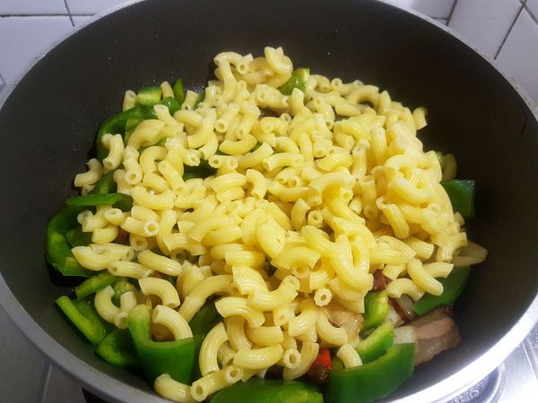 ● 加入 "先煮好9分熟的通心麵"