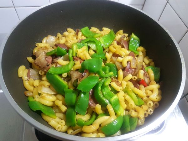 ● 拌炒一下，開始調味  " 鹽 ( 少許、臘肉有鹹味了喔!!! )、黑胡椒粉、白胡椒粉、義大利香料粉 (這香料粉看個人加入)(但加入覺得味道加分!!) "
● 調味好，加入小杯水，蓋上鍋蓋來悶煮一下(中小火)