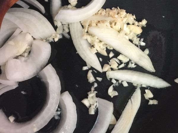 先炒香蒜頭洋蔥