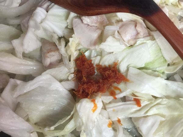 在加入高麗菜跟干貝醬（可省略