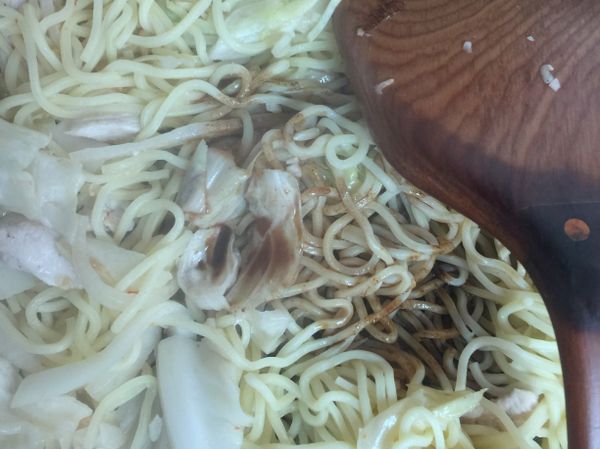 加入日式炒麵醬拌勻